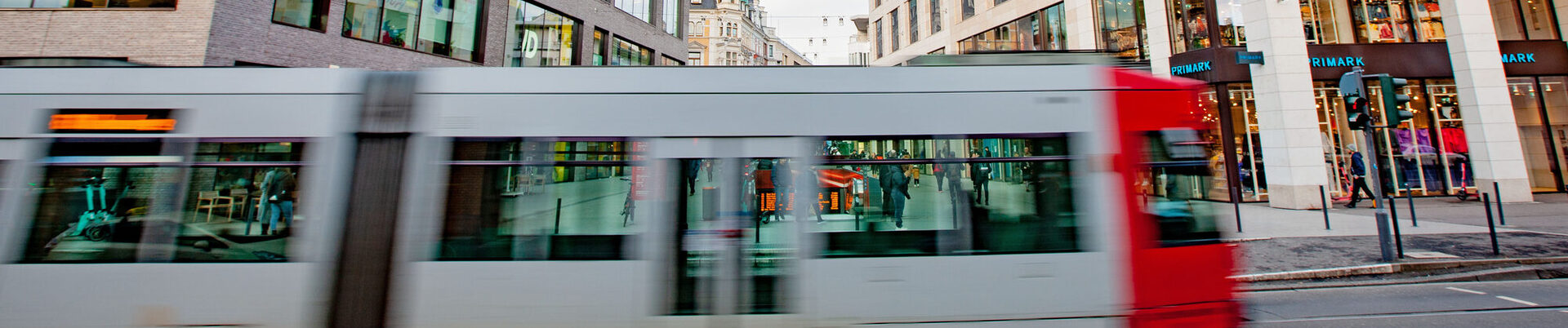 Eine Straßenbahn fährt vorbei.