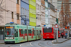 Eine Straßenbahn und ein Bus begegnen sich