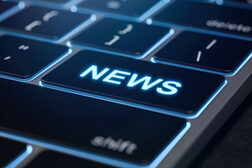 Auf einer schwarzen Laptoptastatur ist ein Eingabefeld mit dem Schriftzug News