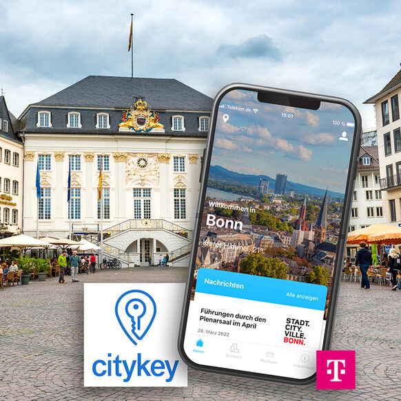 Die Fotomontage zeigt ein Smartphone mit der Citykey-App vor dem Alten Rathaus