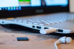 Detailaufnahme einer SD-Speicherkarte und eines USB-Sticks in einem Laptop