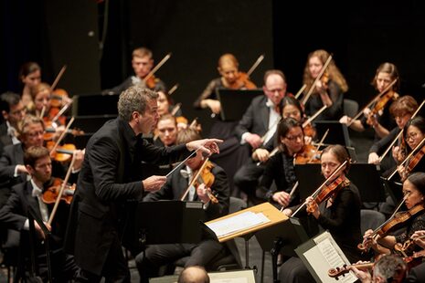 Musikerinnen und Musiker des Beethoven-Orchesters Bonn unter der Leitung von Generalmusikdirektor Dirk Kaftan