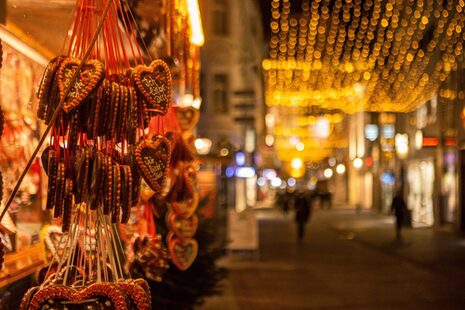 Un stand de confiserie sur le marché de Noël avec des cœurs en pain d'épice.