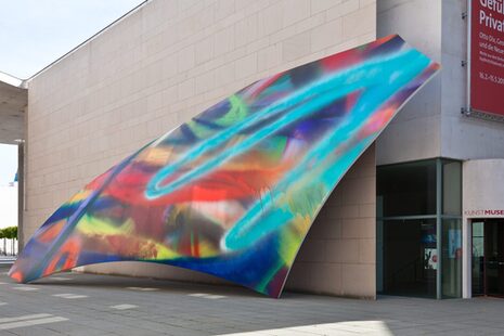 Rzeźba z włókna szklanego "In seven days time" przed Kunstmuseum Bonn ma siedem metrów wysokości i 20 metrów długości