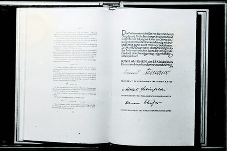 a fotografía histórica muestra el primer ejemplar de la Ley Fundamental