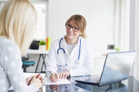 Bir hastayla konuşan doktor