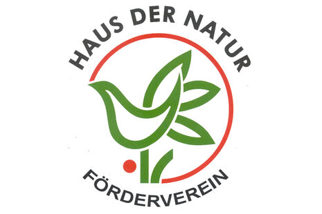 يُظهر شعار جمعية دعم Haus der Natur زهرة منمنمة وطائر