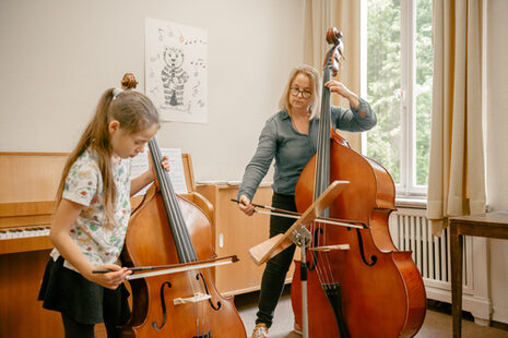 Lehrer und Schülerin mit Cello und Bratsche