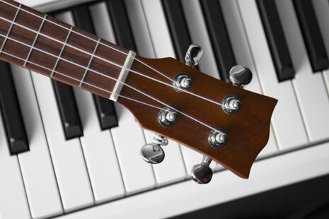 Mástil de guitarra sobre teclado de piano