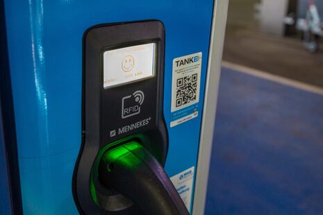 محطة SWB Energie und Wasser لشحن السيارات الكهربائية في موقف سيارات دار البلدية