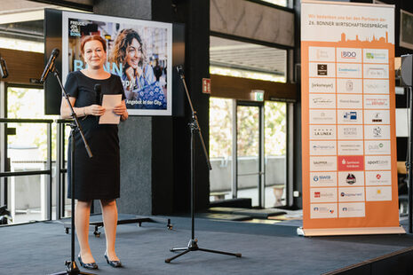 Mayor Katja Dörner welcoming the guests in the opera foyer.