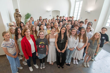 La maire Dr. Ursula Sautter (devant, blazer rouge) avec les élèves honorés.