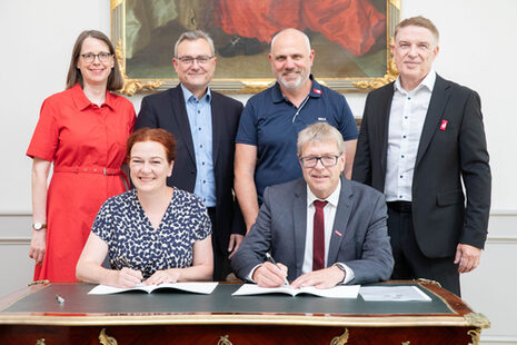 Vorne: OB Katja Dörner und Thomas Radermacher, dahinter Victoria Appelbe, Oliver Krämer, Michael Christmann und Dr. Erik Werdel.