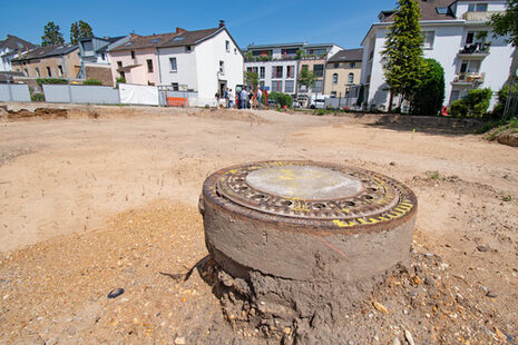 You can see a manhole cover on a vacant plot of land on Mordkapellenpfad, which is intended for development with a Kita.