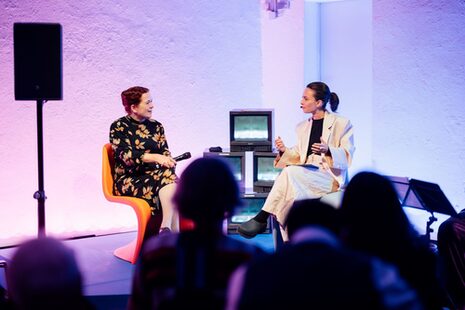 Oberbürgermeisterin der Stadt Bonn, Katja Dörner (links), bei der Programmvorstellung zum Beethovenfest 2025 in der Fabrik45 mit Moderatorin Bianca Hauda (rechts).