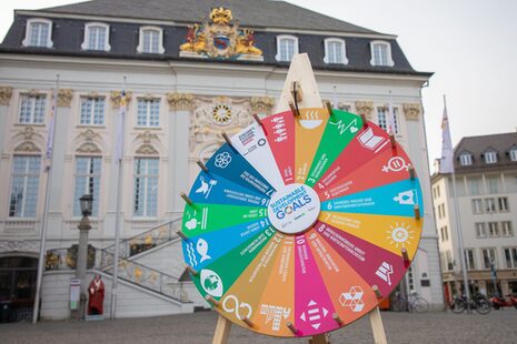 Das Glücksrad rund ums Thema Nachhaltigkeitsziele vor dem Alten Rathaus
