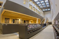 Ausleihschalter der Stadtbibliothek im Lichthof des Hauses der Bildung
