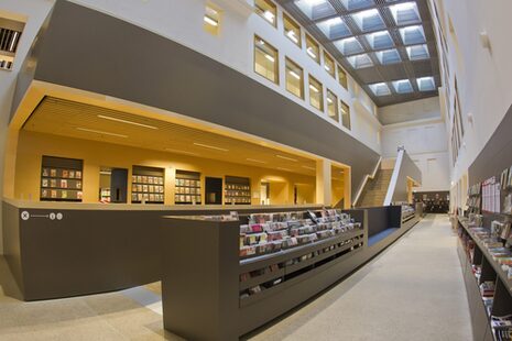 Ausleihschalter der Stadtbibliothek im Lichthof des Hauses der Bildung