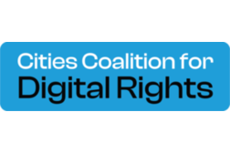 Das Bild zeigt das Logo des Bündnisses "Cities for Digital Rights" mit schwarzer und weißer Schrift auf blauem Grund.