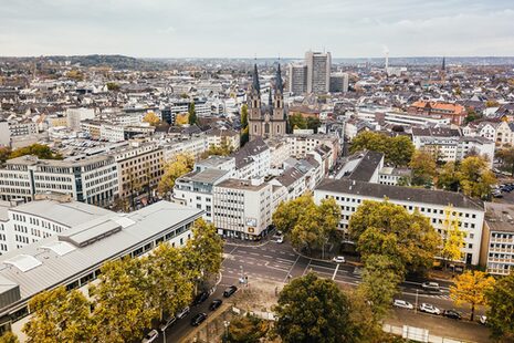 Vue aérienne avec vue sur le centre-ville, l'hôtel de ville et la collégiale