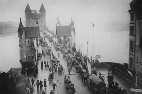 Historical photo of the former Rhine bridge between Bonn and Beuel