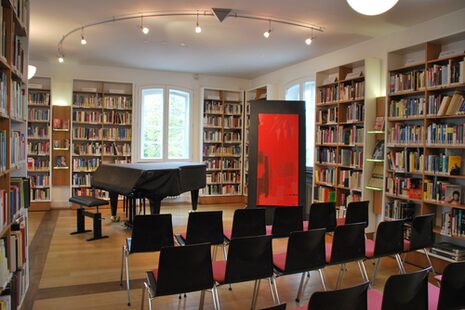 Un piano à queue permet d'organiser régulièrement des concerts à domicile dans la bibliothèque musicale de la Schumannhaus