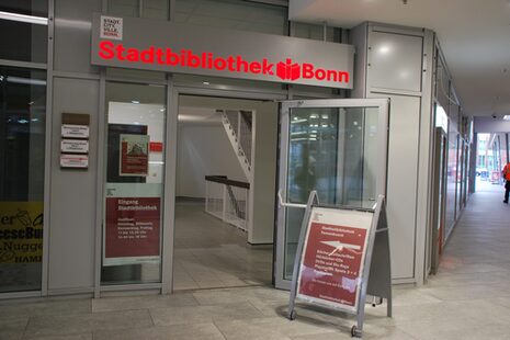 Η είσοδος της περιφερειακής βιβλιοθήκης Tannenbusch σε ένα διάδρομο