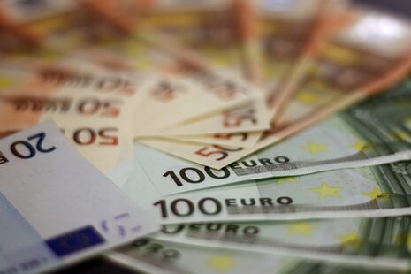 Varios billetes de 100 y 50 euros colocados unos junto a otros