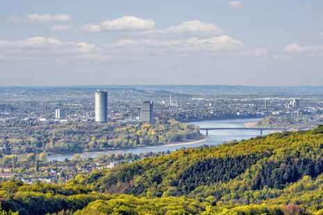 Blick vom Siebengebirge aus auf die Stadt Bonn mit Rhein und Post Tower