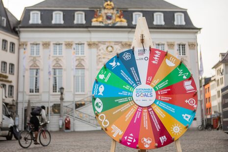 Das Glücksrad rund um Thema Nachhaltigkeitsziele vor dem Alten Rathaus
