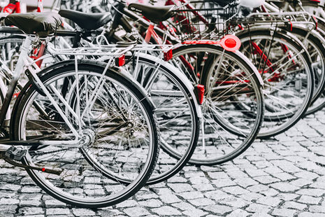 Beaucoup de vélos stationnent en ligne