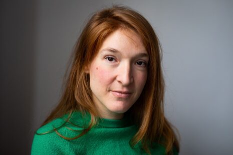 Una mujer pelirroja