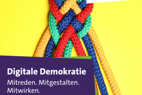 Das Bild zeigt ein gelbes Poster mit einem zu Hälfte geflochtenem Zopf aus acht Seilsträngen in Gelb, Blau, Rot und Grün. Am rechten oberen Rand befindet sich ein zweizeiliger Schriftzug in bunten Farben auf weißem Grund „Digitaltag 2025“ und am linken Rand ein dreizeiliger weißer Schriftzug auf violettem Grund „Digitale Demokratie. Mitreden. Mitgestalten. Mitwirken.“