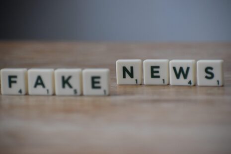 La parola Fake News è formata dalle tessere delle lettere dello Scarabeo