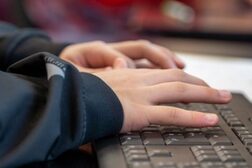 10 Finger tippen auf einer Computertastatur