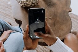 Ein Smartphone mit dem TikTok-Icon auf dem Bildschirm