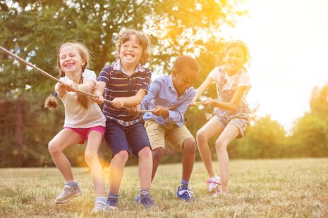 Les enfants au tir à la corde